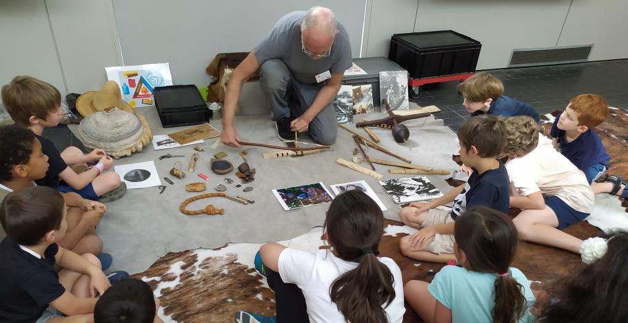 démonstration des techniques préhistoriques d'allumage du feu devant des enfants