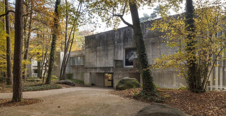 Vue de l'entrée du musée depuis le parc en automne