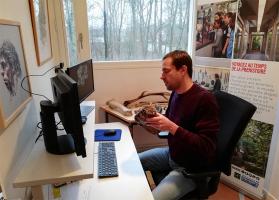 Photographie d'un médiateur du musée en train d'animer une visite guidée à distance