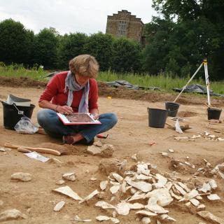 Monique Olive, préhistorienne, au travail sur le chantier de fouilles archéologique d'Etiolles