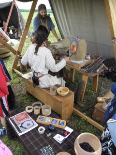 Artisans verriers réalisant des perles en verre gauloises