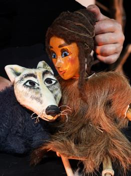 Photographies de marionnettes utilisées lors du spectacle intitulé "Niébé et la femme bison"