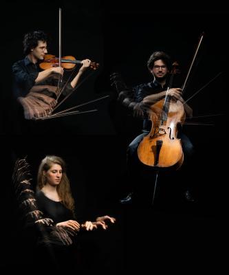 Le Trio Ernest composé d'un violoniste, d'une viloncelliste et d'une pianiste