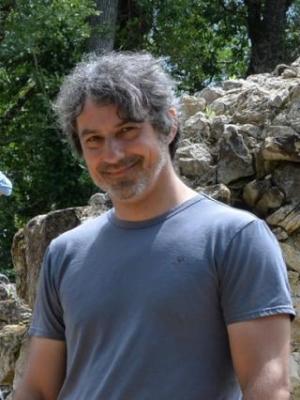 Photographie de l'archéologue Sébastien Ronsseray