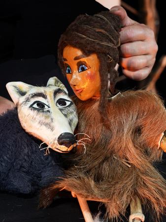 Photographies de marionnettes utilisées lors du spectacle intitulé "Niébé et la femme bison"