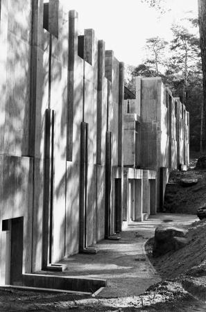 Vue d'une façade du musée en 1980 à la veille de son ouverture au public.