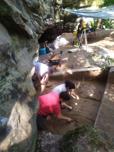 Photographie d'une fouille archéologique en cours à l'entrée d'une grotte du massif de Fontainebleau