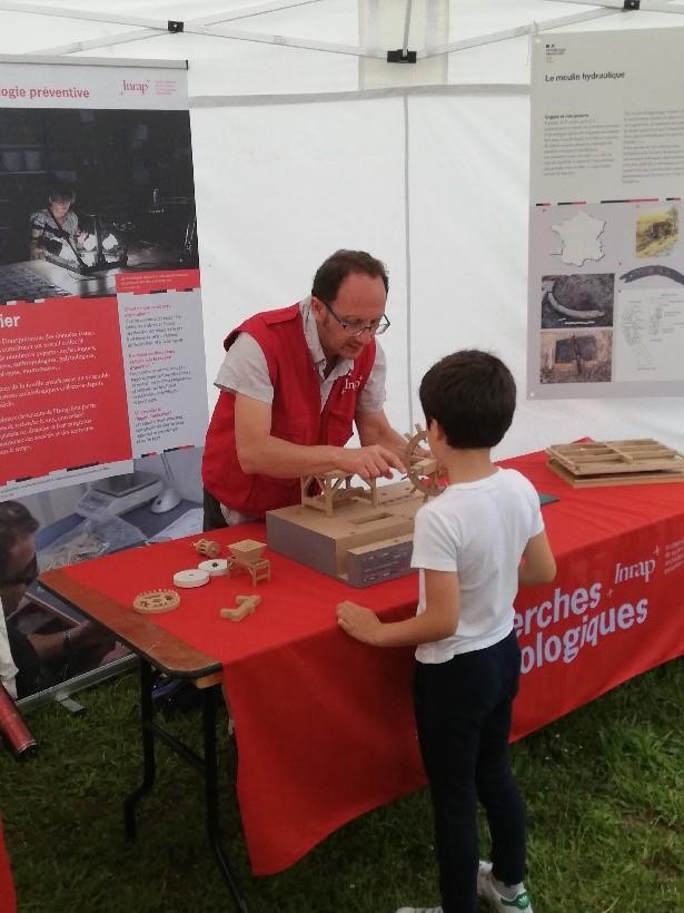 Photographie d'une animation consacrée aux meules et aux moulins
