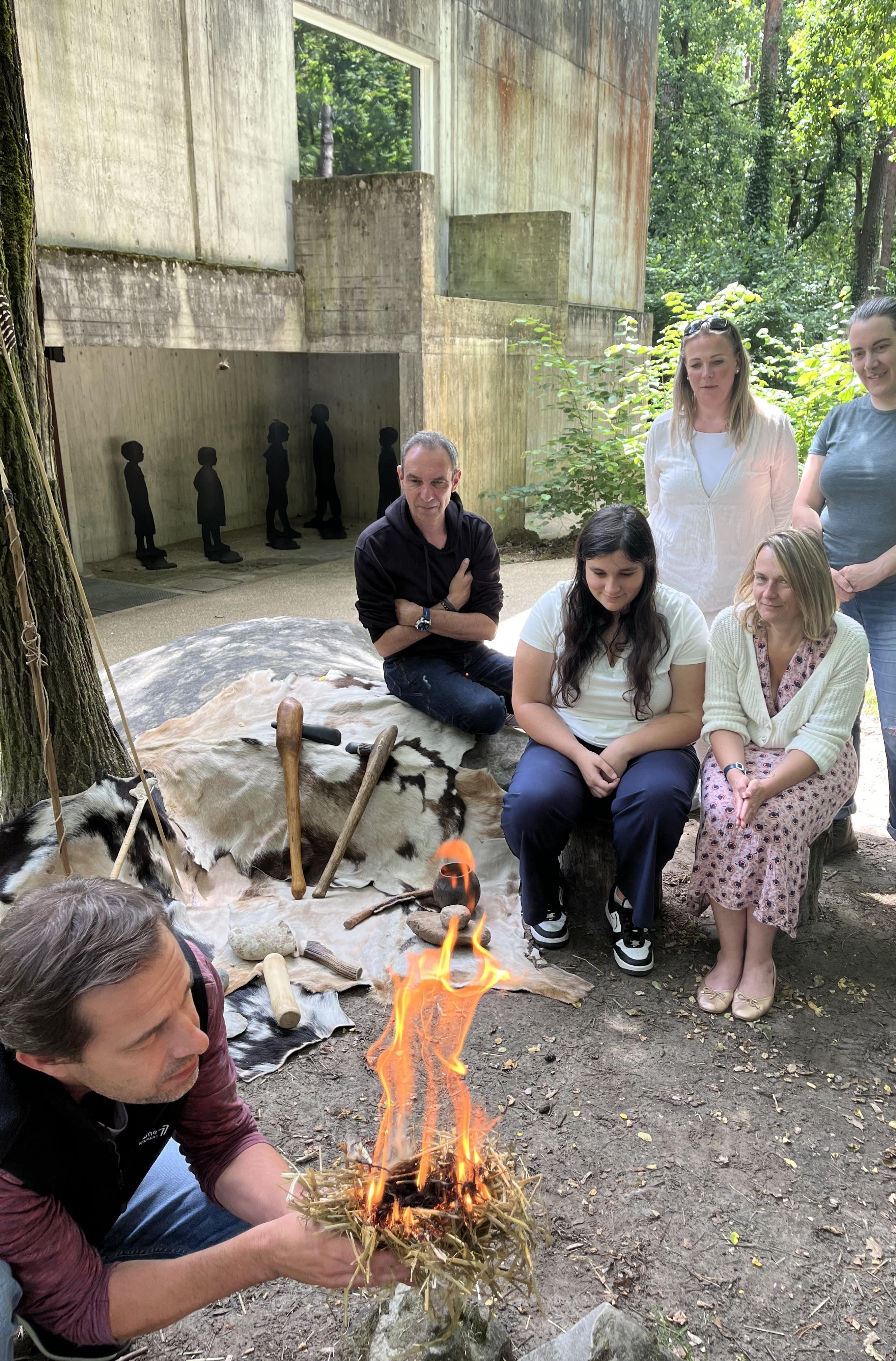 Démonstration d'allumage du feu devant l'entrée du musée 