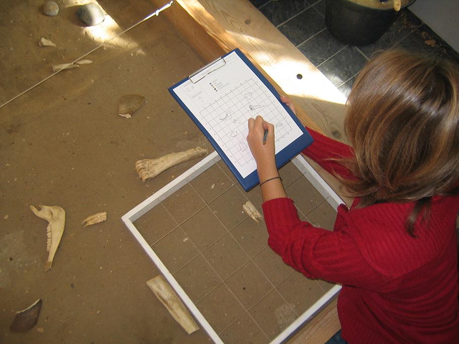 Photographie d'une animation d'initiation à la fouille archéologique