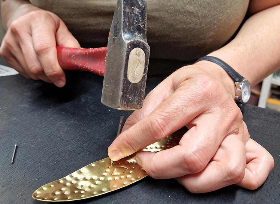 Photographie d'une animation pédagogique consacrée à la technique du métal au repoussé