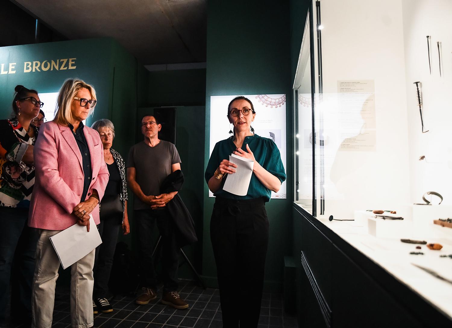 Photographie d'une visite guidée de l'exposition "Pouvoir et métal. L'âge du Bronze en Île-de-France"